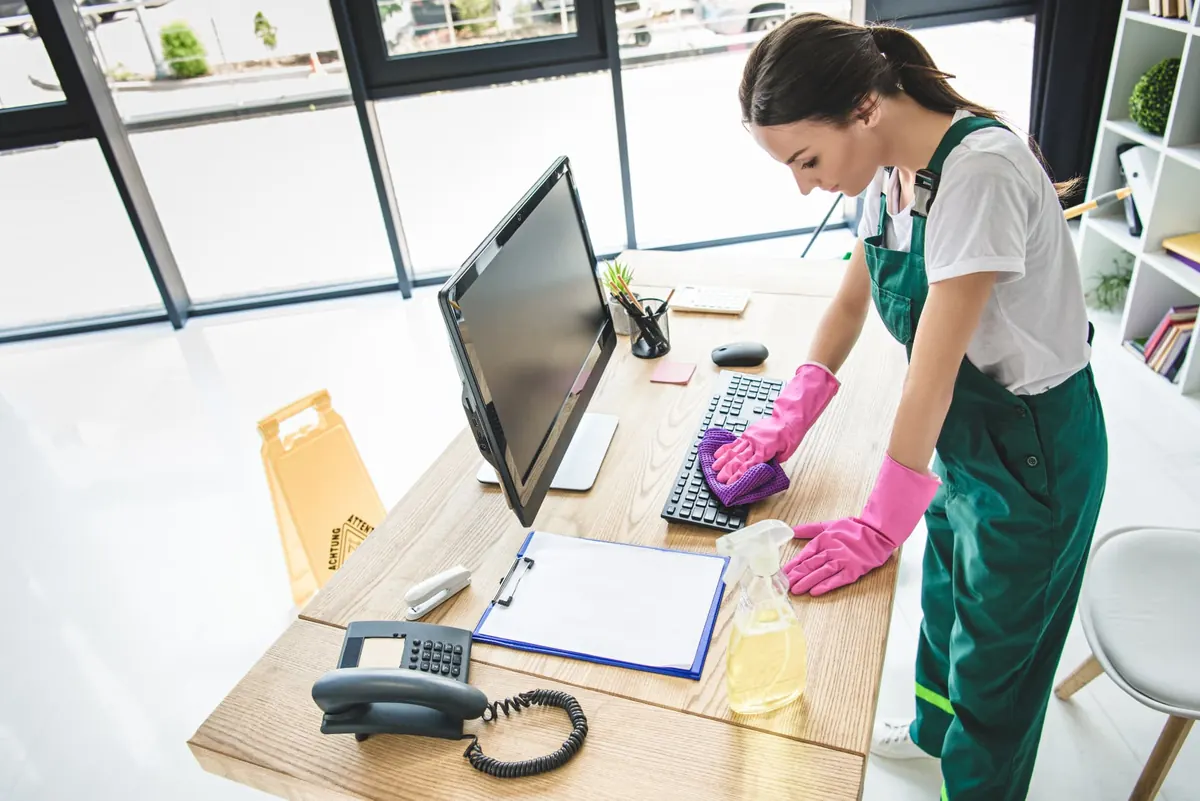 Nettoyage professionnel d'un poste de travail de bureau
