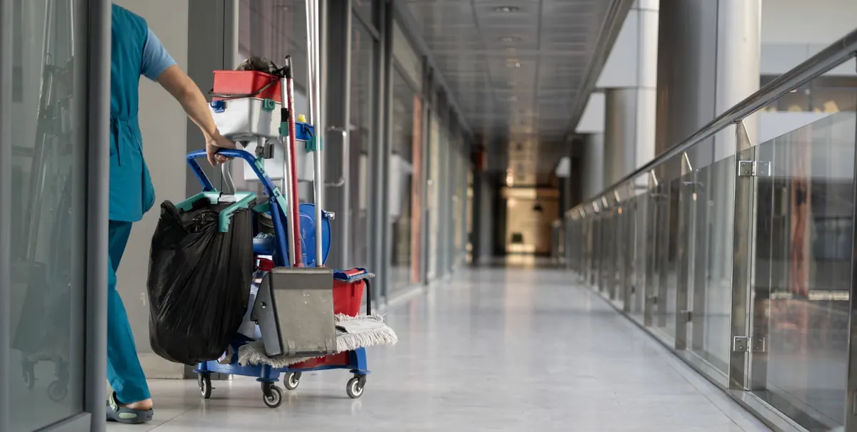 Chariot d'entretien dans le corridor d'un immeuble