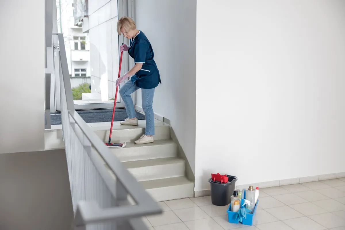 Membre de l'équipe Allstars nettoyant un escalier d'immeuble